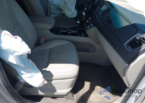 2021 Kia Sedona Lx z USA, uszkodzony, nr VIN KNDMB5C15M6675164